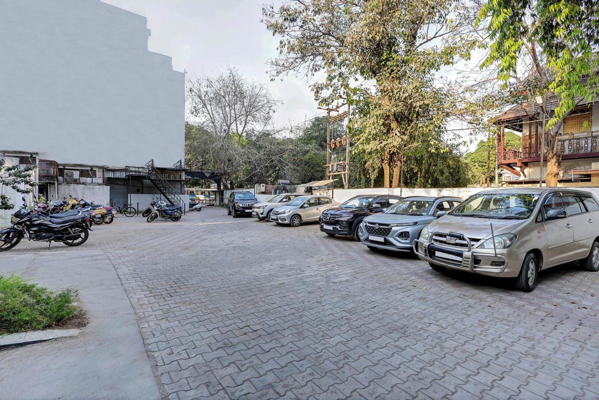 Hotel Treebo Rvg Vadodara Exterior foto